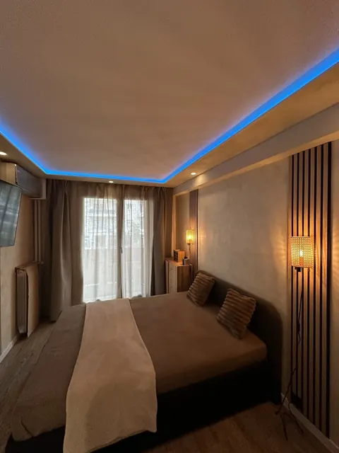 Chambre 1 : Faux plafond avec éclairage LED bleu indirect – Luxmaison Nice