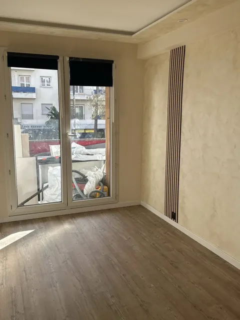 Chambre 1 : Parquet posé, panneau à tasseaux, faux plafond – Luxmaison Nice