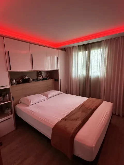 Chambre 2 : Éclairage LED indirect rouge au plafond – Luxmaison Nice