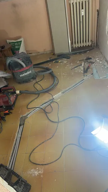 Chambre 2 : Gaines électriques passées au sol – Luxmaison Nice