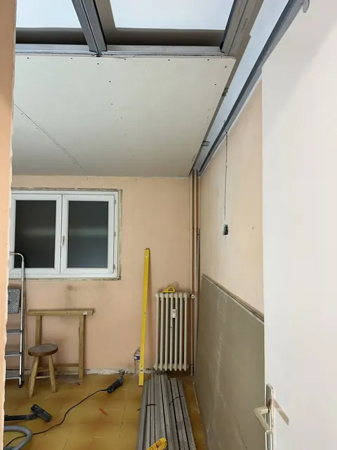 Chambre 2 : Faux plafond en placo sur rails métalliques – Luxmaison Nice