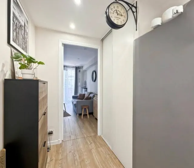 Salon et entrée : Entrée rénovée, sol effet parquet, spots LED – Luxmaison Nice