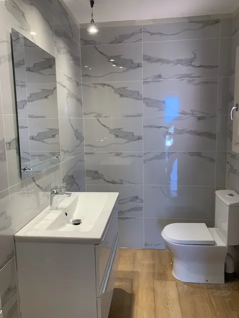 Salle de bain : Carrelage effet marbre, meuble vasque, sol effet parquet – Luxmaison Nice