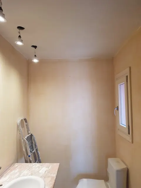 Salle de bain : Pièce avant travaux, spots au plafond – Luxmaison Nice