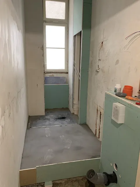 Salle de douche à l'italienne : Plaques de plâtre hydrofuges, chape et câblage en cours – Luxmaison Nice