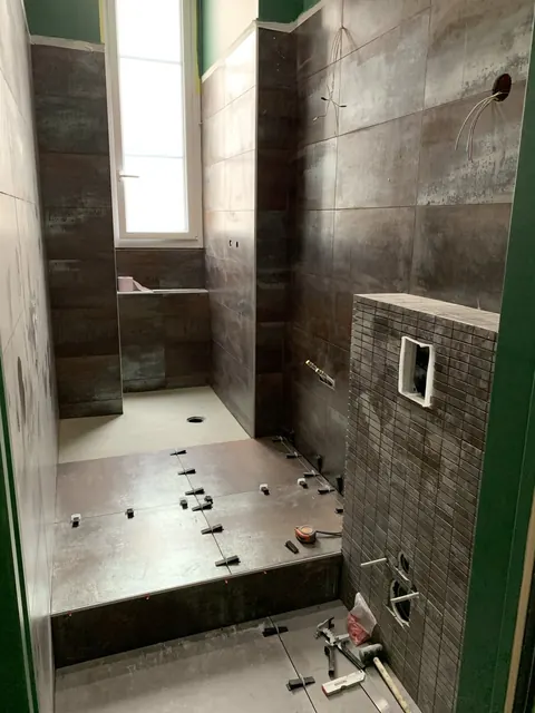 Salle de douche à l'italienne : Pose du carrelage en cours – Luxmaison Nice