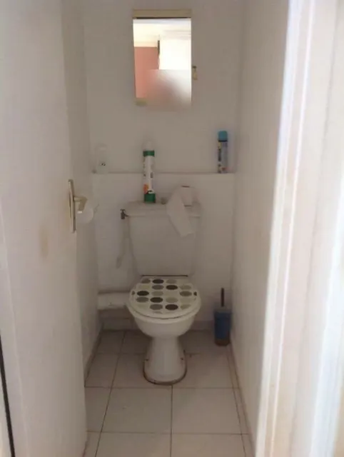 WC suspendu : WC d'origine, carrelage blanc – Luxmaison Nice